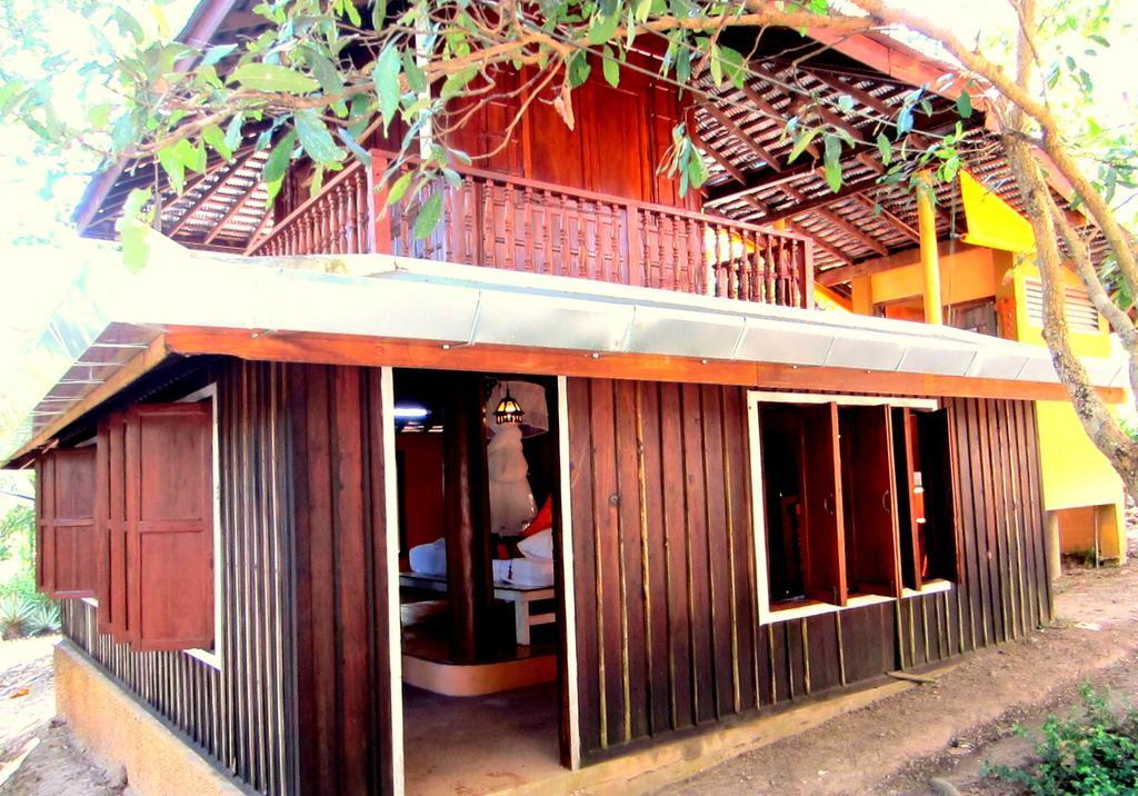 Golden Teak Homestay Mae Rim Buitenkant foto