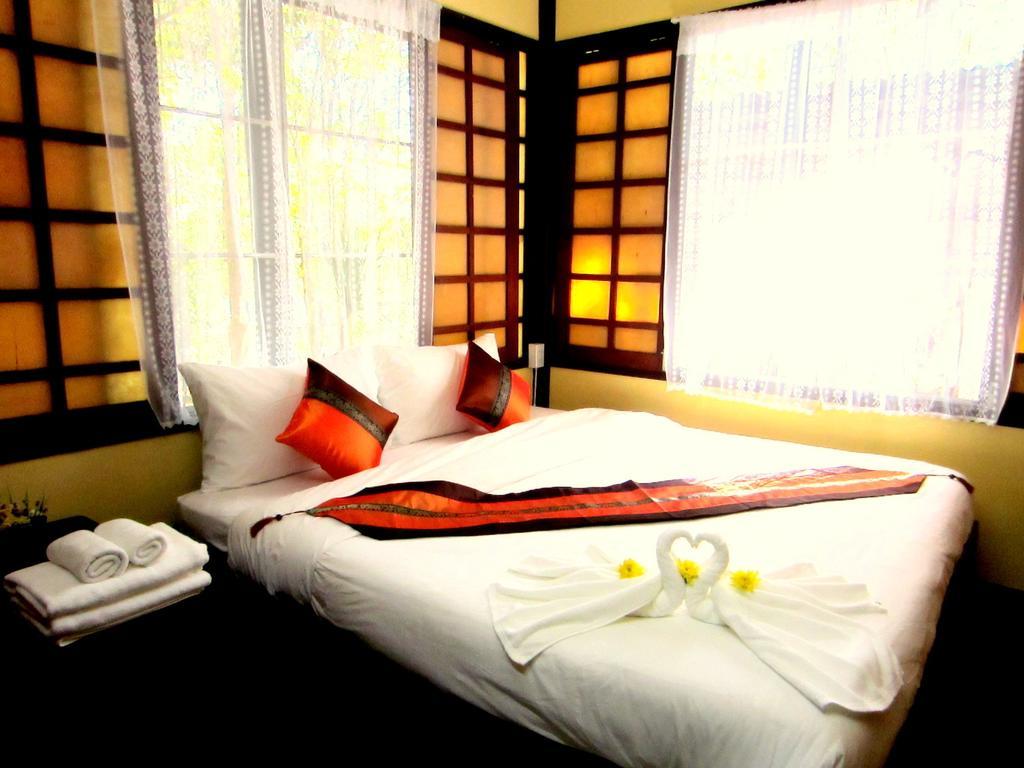 Golden Teak Homestay Mae Rim Buitenkant foto