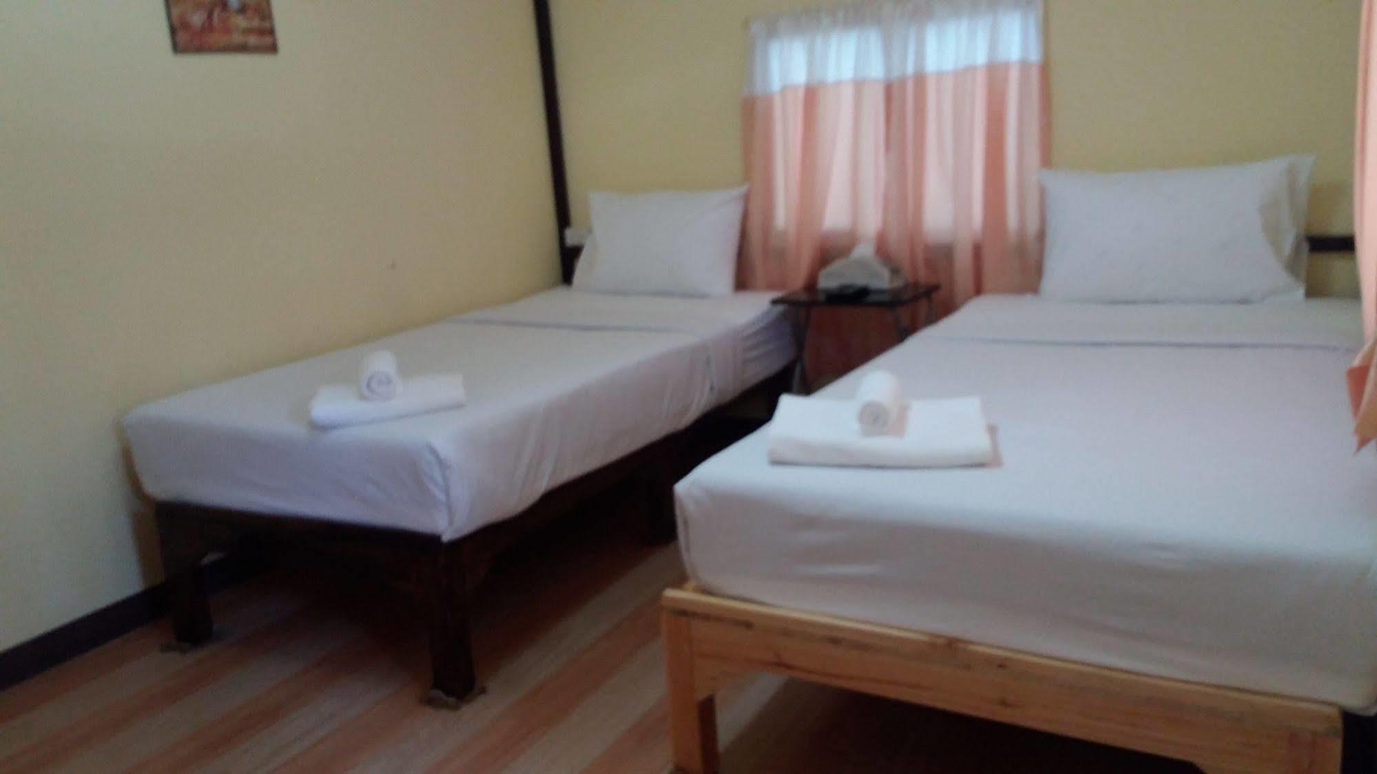 Golden Teak Homestay Mae Rim Buitenkant foto