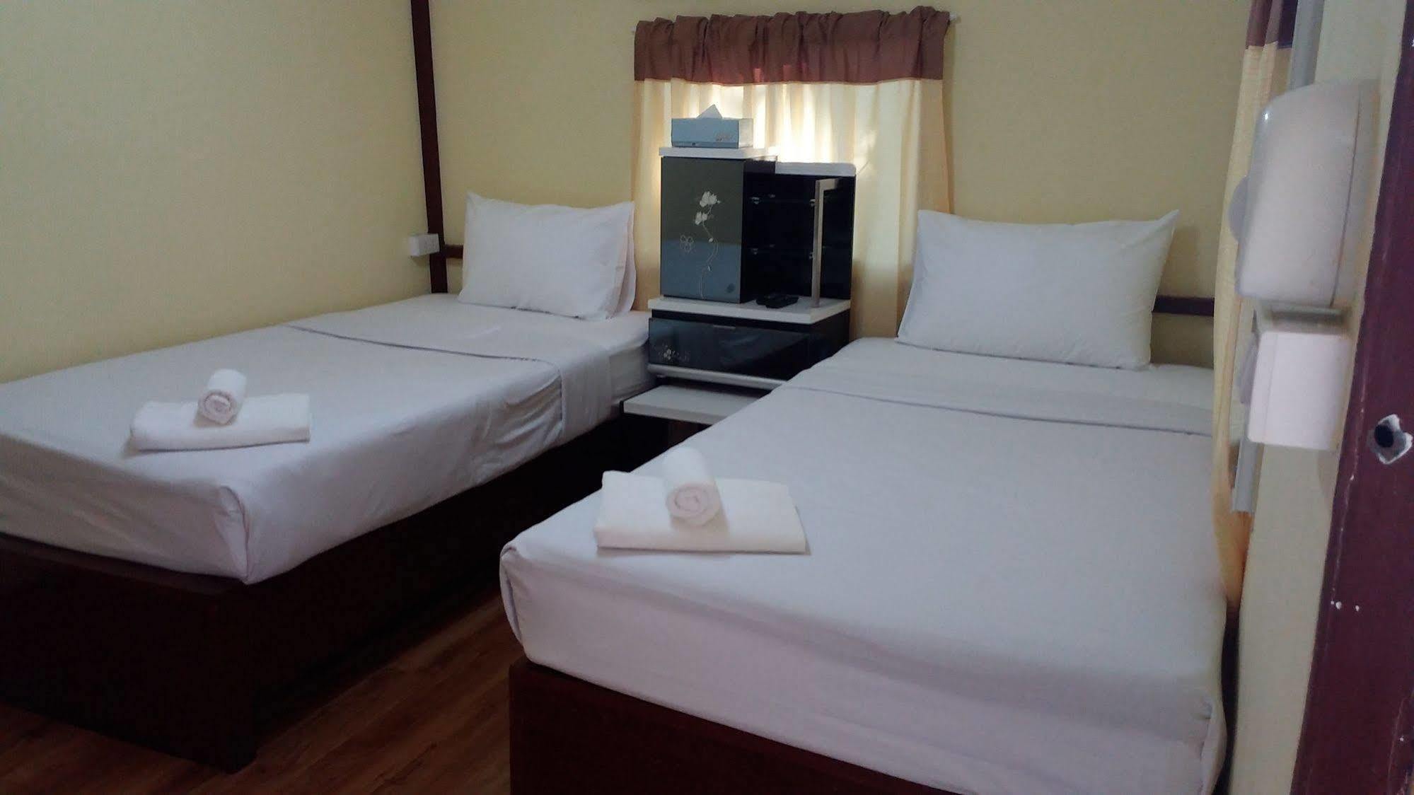 Golden Teak Homestay Mae Rim Buitenkant foto